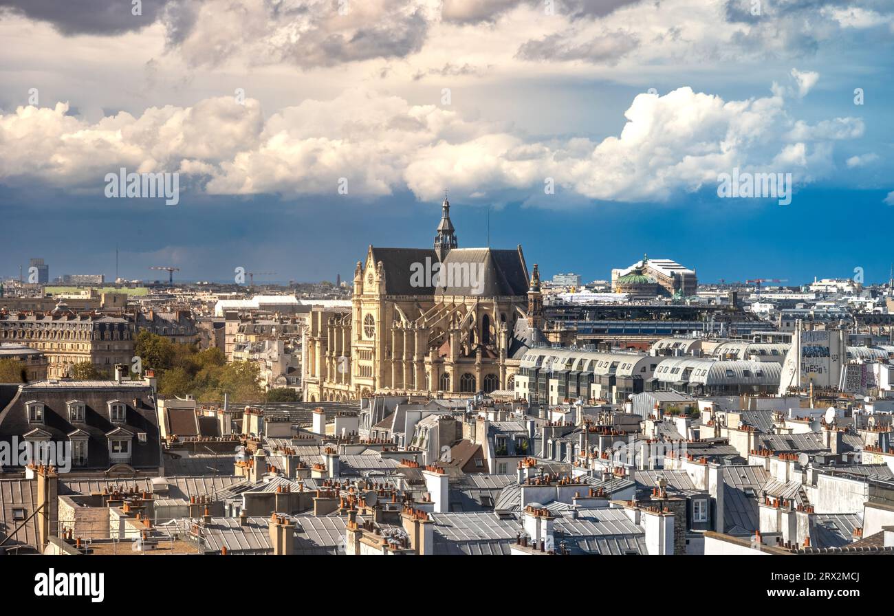 Une vue sur les toits de Paris, en France, en regardant à l'ouest du Centre Pompidou vers l'église catholique Saint-Eustace et au loin Saint Lazar Banque D'Images