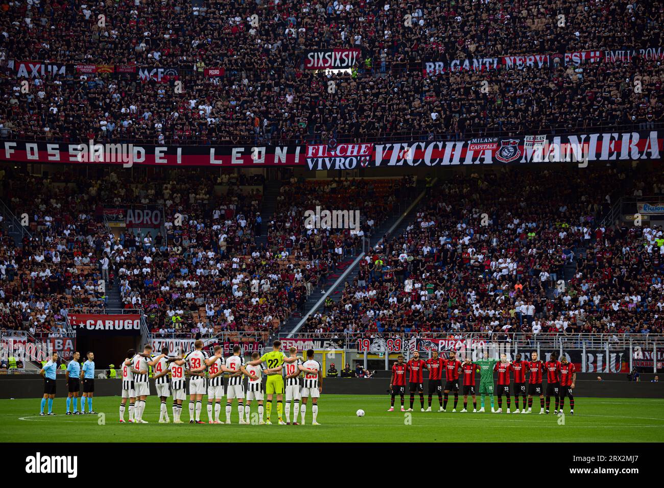 Les joueurs et les officiels observent une minute de silence en hommage aux victimes du tremblement de terre au Maroc et des inondations en Libye avant le match de football de l'UEFA Champions League opposant l'AC Milan et le Newcastle United FC. Banque D'Images