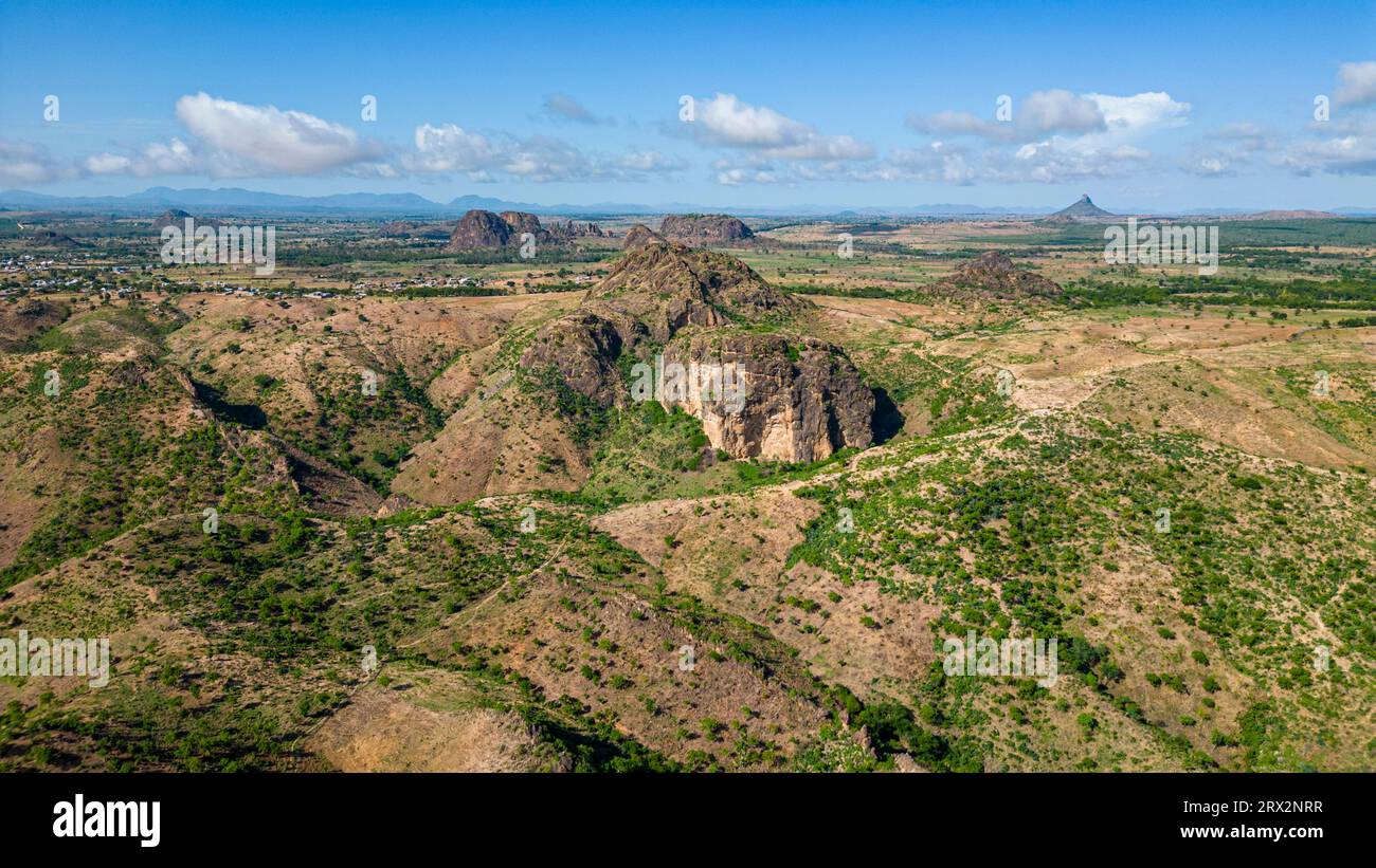 Aérien du pic Rhumsiki dans le paysage lunaire de Rhumsiki, montagnes Mandara, province de l'extrême Nord, Cameroun, Afrique Banque D'Images