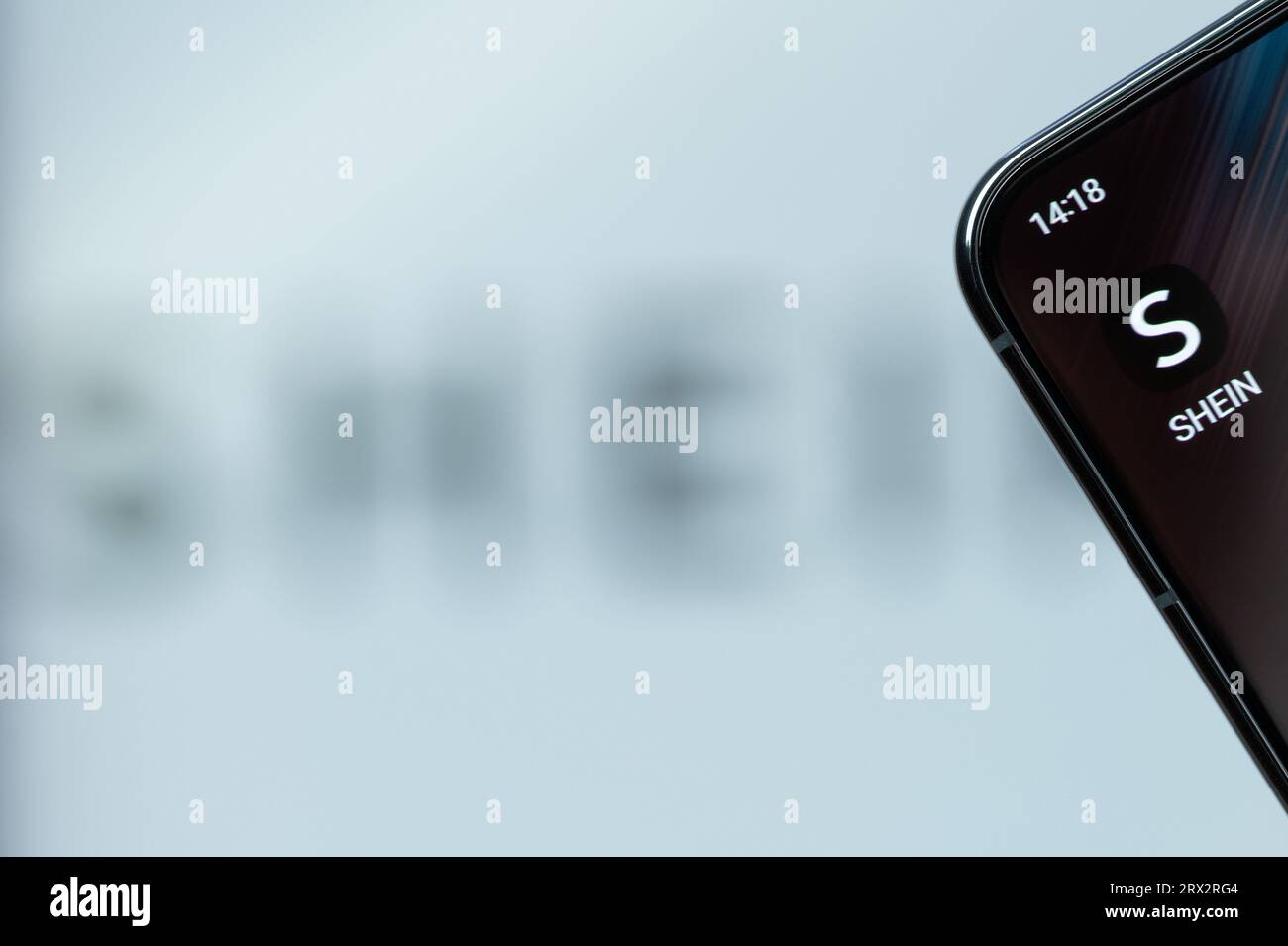 New York, États-Unis - 21 août 2023 : utilisation de l'application Shein shopping sur l'écran du smartphone gros plan avec fond de logo flou Banque D'Images