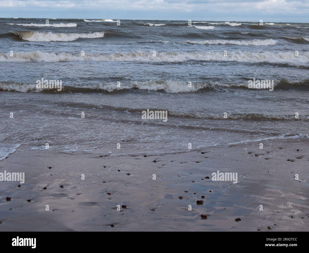 vagues de mer mousseuses rochers plage Banque D'Images
