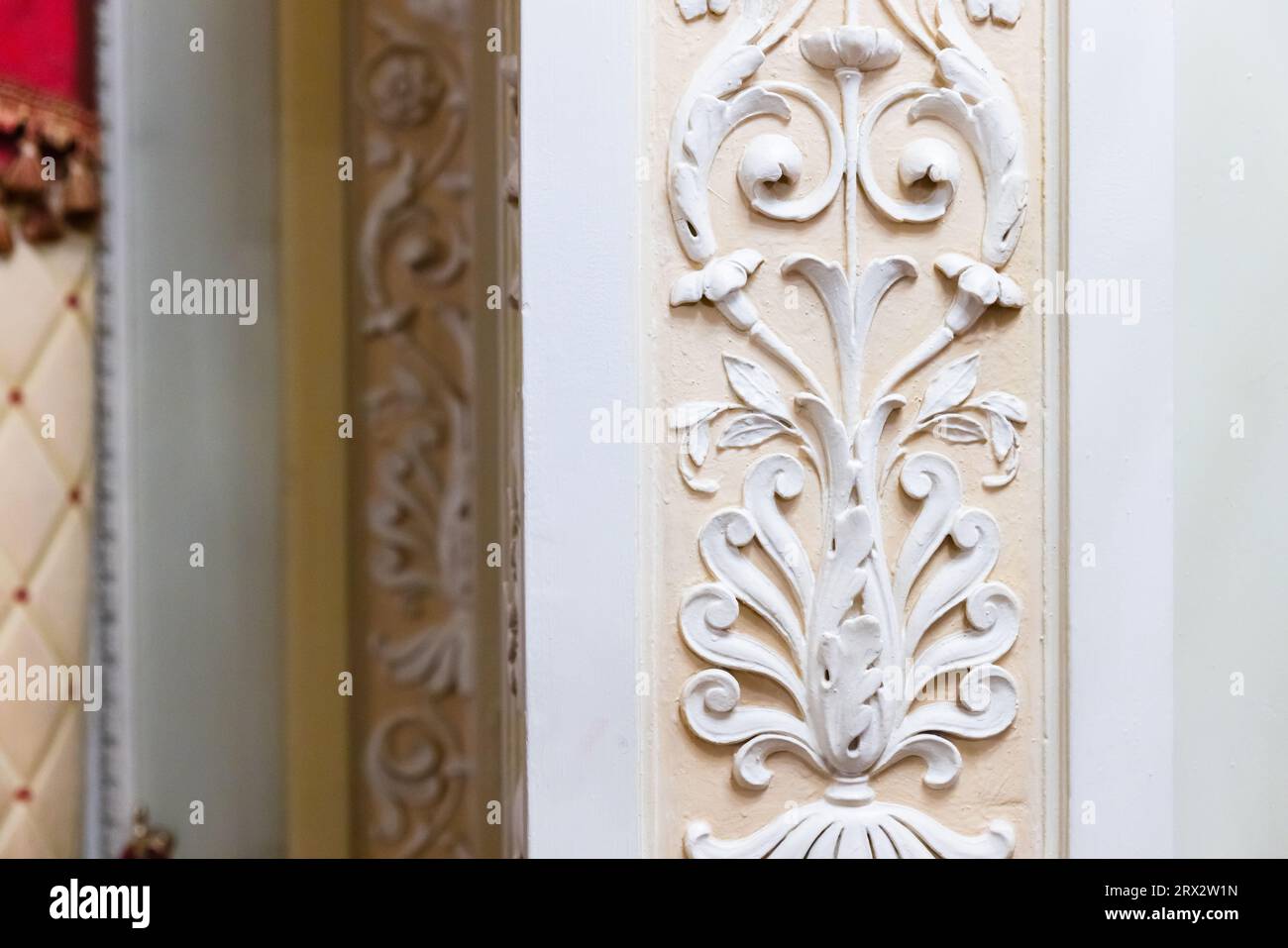 Détails intérieurs de luxe, décoration murale en gypse, éléments de design classiques Banque D'Images