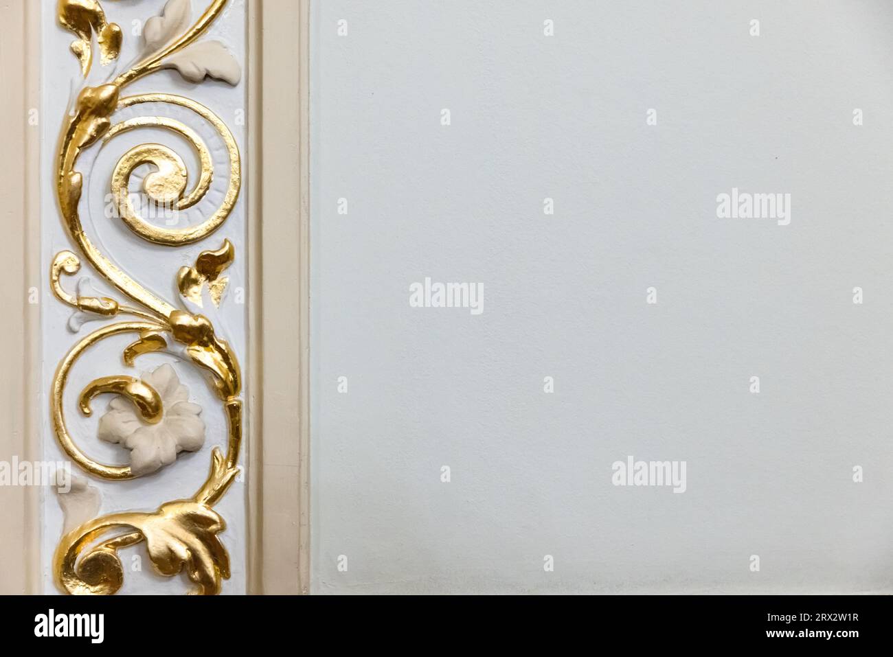 Détails intérieurs de luxe classiques, éléments de motif floral doré de décoration en gypse sur le mur avant Banque D'Images