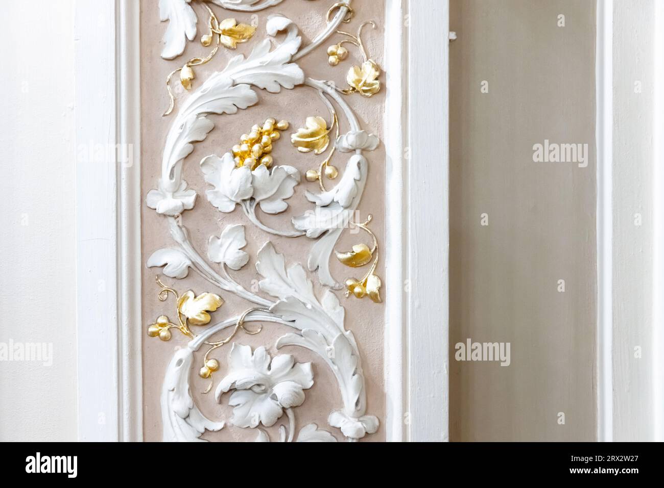Détails intérieurs de luxe classiques, vigne blanche et raisins dorés en gypse, décoration murale vintage Banque D'Images