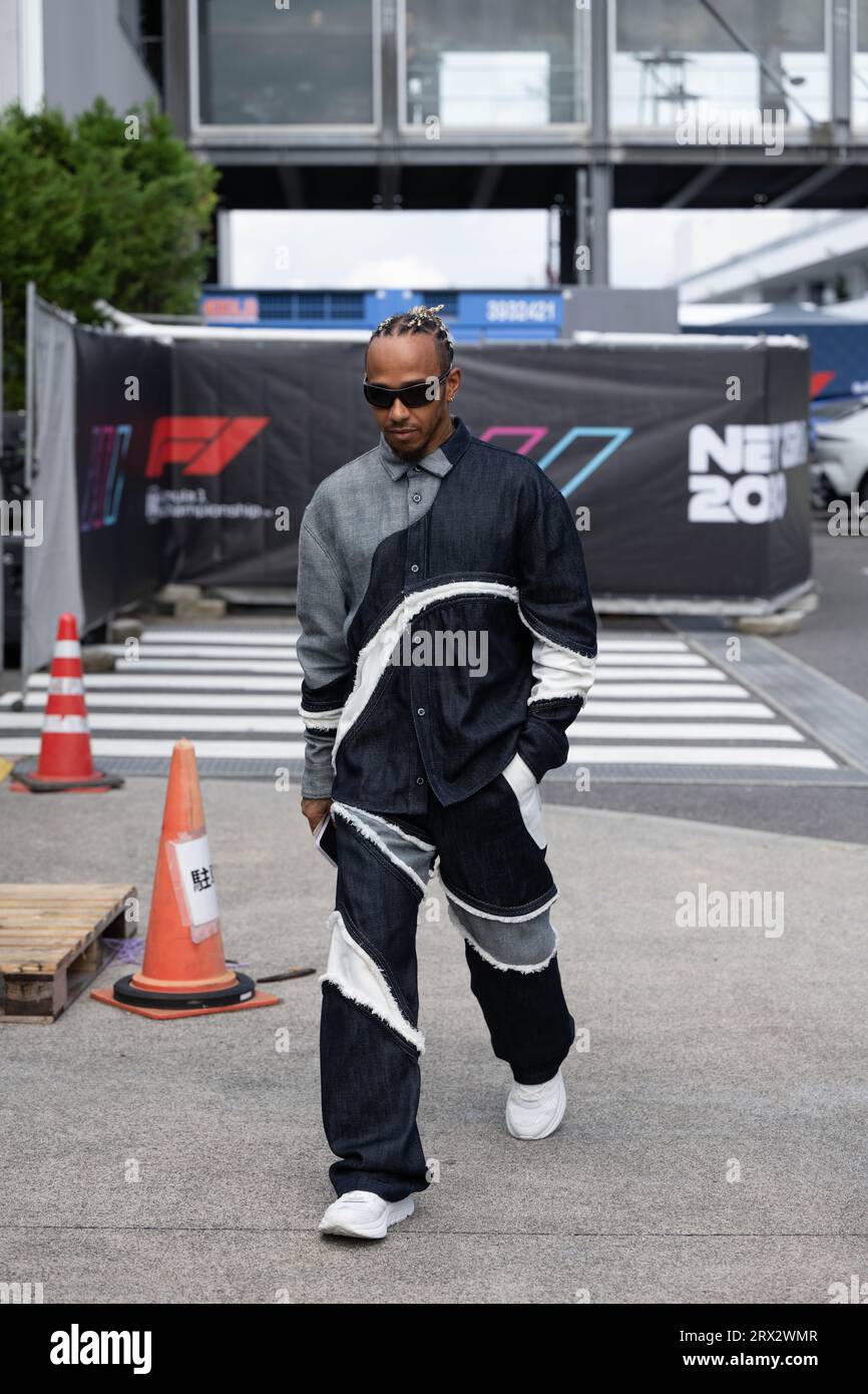 Suzuka, Japon. 21 septembre 2023. LEWIS HAMILTON, de Petronas Mercedes-AMG, arrive au paddock avant le Practice Day du Grand Prix du Japon de Formule 1 2023, vêtu d'une veste en denim, d'un pantalon en denim et de baskets blanches. (Image de crédit : © Taidgh Barron/ZUMA Press Wire) USAGE ÉDITORIAL SEULEMENT! Non destiné à UN USAGE commercial ! Banque D'Images