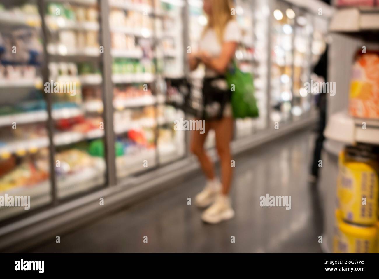 Shopping dans un supermarché Whole Foods Market à New York le mardi 12 septembre 2023. (© Richard B. Levine) Banque D'Images