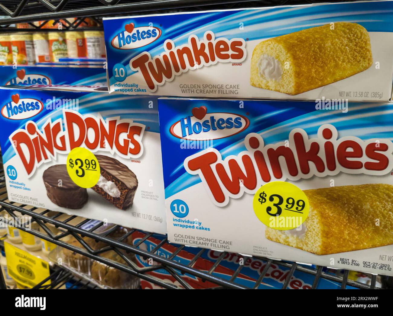 Boîtes de Twinkies de marque Tasty Hostess remplies de crème et autres collations dans le rayon des produits de boulangerie d'un supermarché à New York le lundi 11 septembre 2023. J.M. Smucker rachète Hostess dans un contrat de 5,6 milliards de dollars (© Richard B. Levine) Banque D'Images