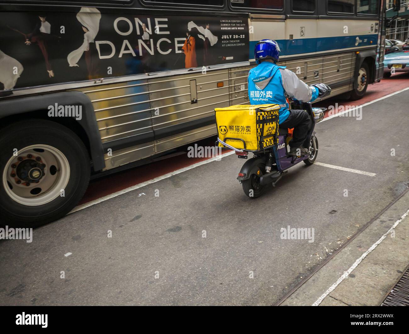 Un livreur pour le service de livraison Hungry Panda à Madison Square à New York le dimanche 17 septembre 2023. (© Richard B. Levine) Banque D'Images