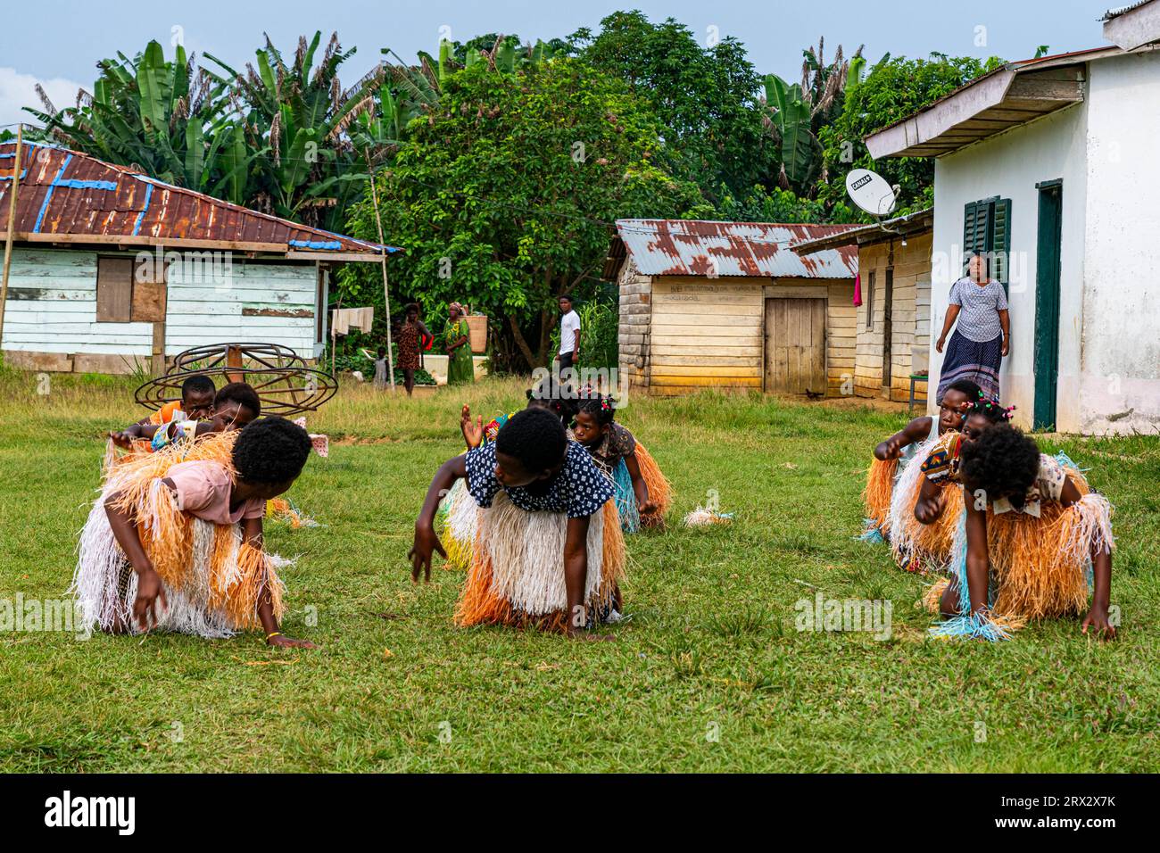 Enfants pratiquant une danse traditionnelle, Ciudad de la Paz, Rio muni, Guinée équatoriale, Afrique Banque D'Images