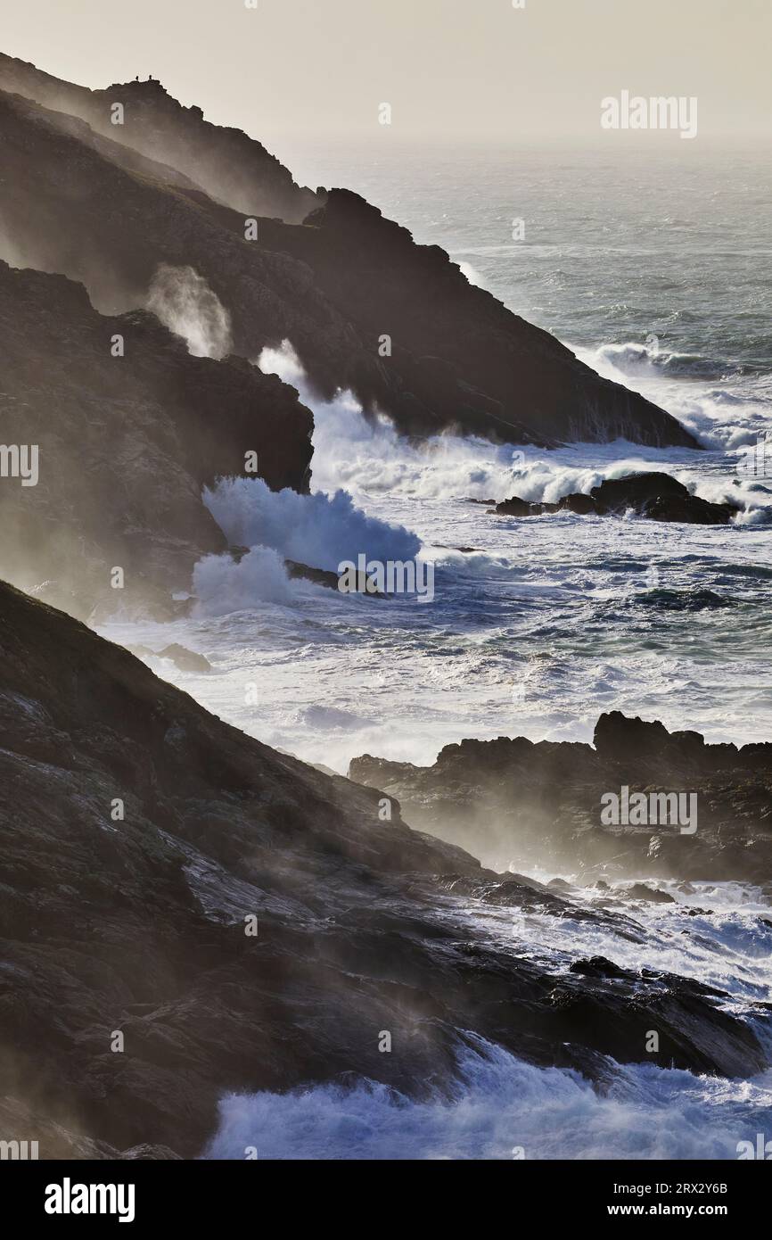 Falaises atlantiques pilonnées par le surf et les embruns pendant le temps orageux de l'hiver, à Pendeen, près de S.t Just, à l'extrême ouest de Cornwall, en Angleterre Banque D'Images