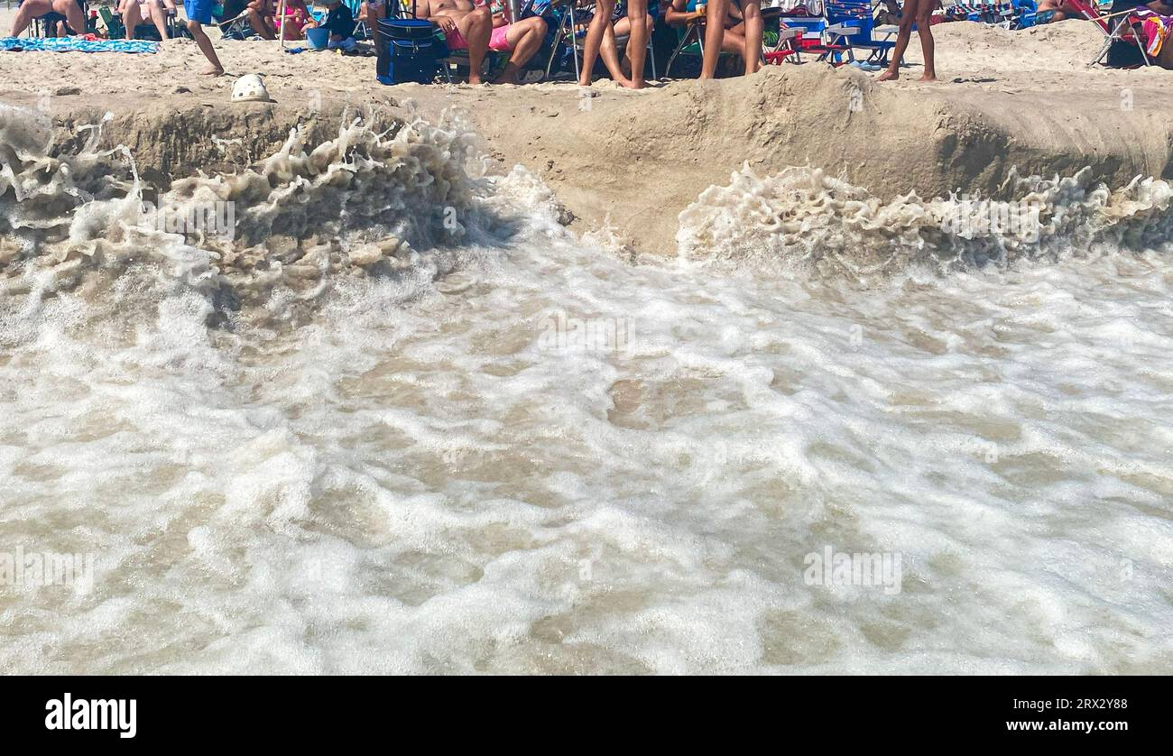 Les gens qui apprécient la plage même thouth il est battu par les fortes vagues de l'océan Atlantique sur long Island. Banque D'Images