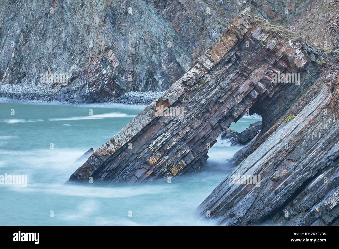 Vue au crépuscule d'une arche rocheuse formée de couches de roches sédimentaires, à Hartland Quay, sur la côte atlantique du Devon, Angleterre, Royaume-Uni, Europe Banque D'Images