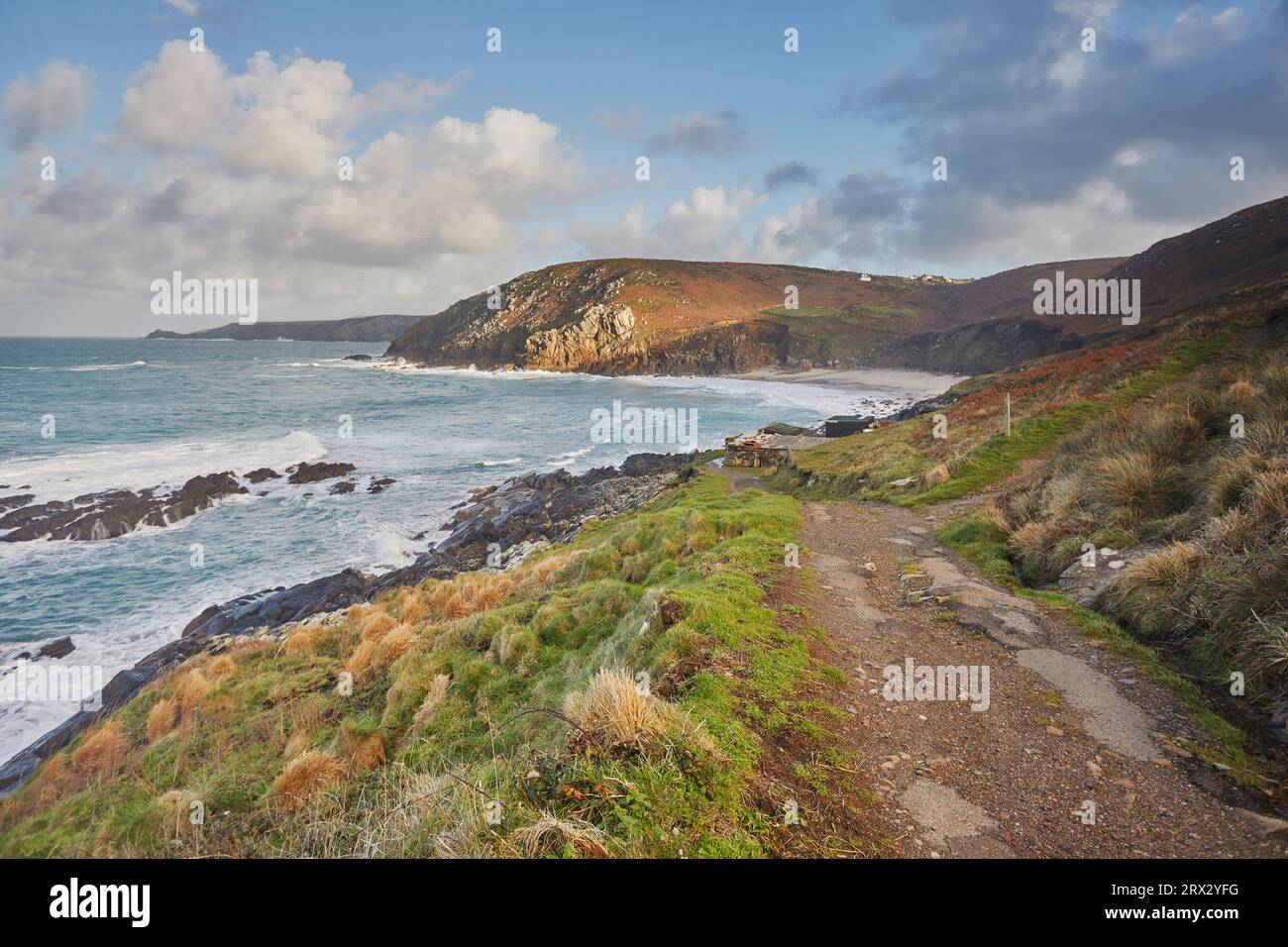 Les falaises et le sable de Portheras Cove, une plage éloignée près de Pendeen, sur les falaises abruptes de l'Atlantique à l'extrême ouest de Cornwall, en Angleterre Banque D'Images