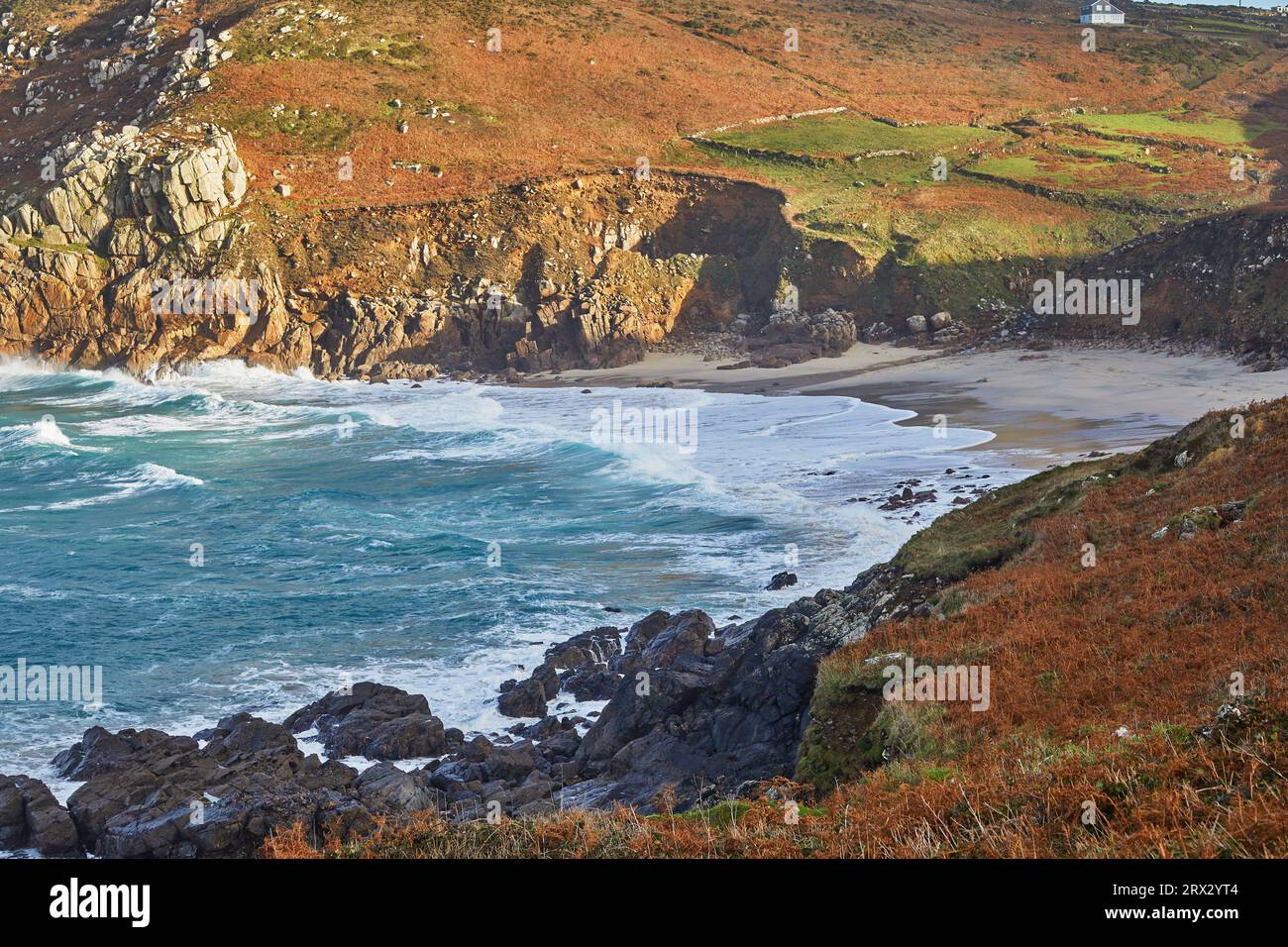 Les falaises et le sable de Portheras Cove, une plage éloignée près de Pendeen, sur les falaises abruptes de l'Atlantique à l'extrême ouest de Cornwall, en Angleterre Banque D'Images