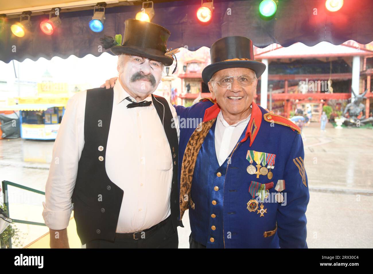 Munich, Allemagne. 22 septembre 2023. Le bourreau Ringo le terrible (l) et le 'Schichtll' Manfred Schauer se tiennent sur la scène du 'Schichtll' sur le Theresienwiese. La 188e Wiesn aura lieu cette année du 16.09.- 03.10.2023. Crédit : Felix Hörhager/dpa/Alamy Live News Banque D'Images