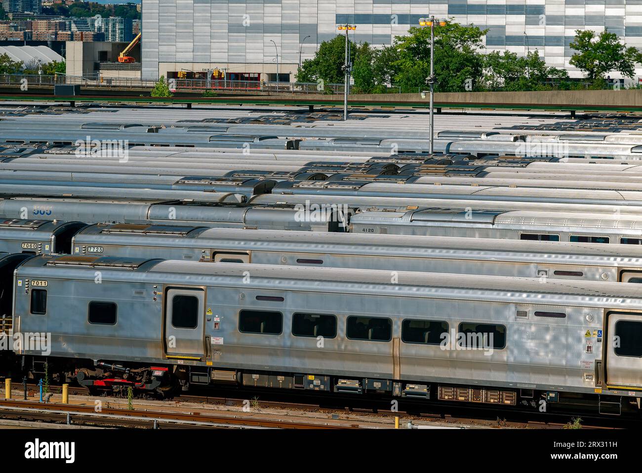 Les trains Subwaymetro de New York ne sont pas en service. Métro station de métro depo parking avec de nombreuses voies ferrées. Vue Highline des trains alignés Banque D'Images