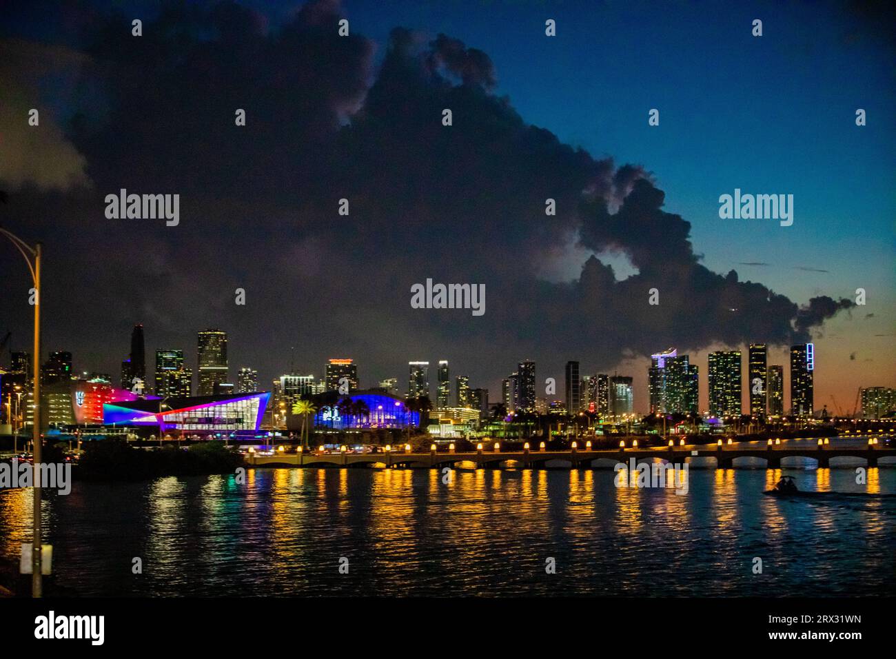 Pont de Miami la nuit, Miami, Floride, États-Unis d'Amérique, Amérique du Nord Banque D'Images