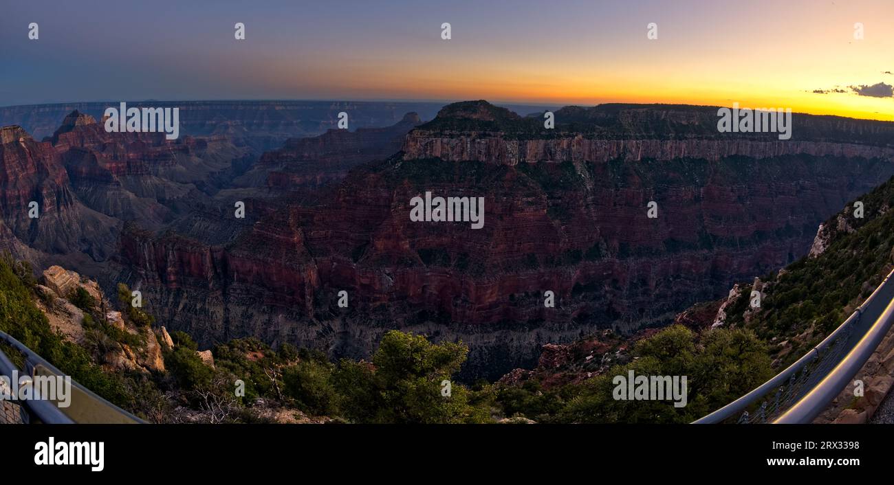 Oza Butte vue de Bright Angel point sur North Rim après le coucher du soleil, parc national du Grand Canyon, site du patrimoine mondial de l'UNESCO, Arizona Banque D'Images