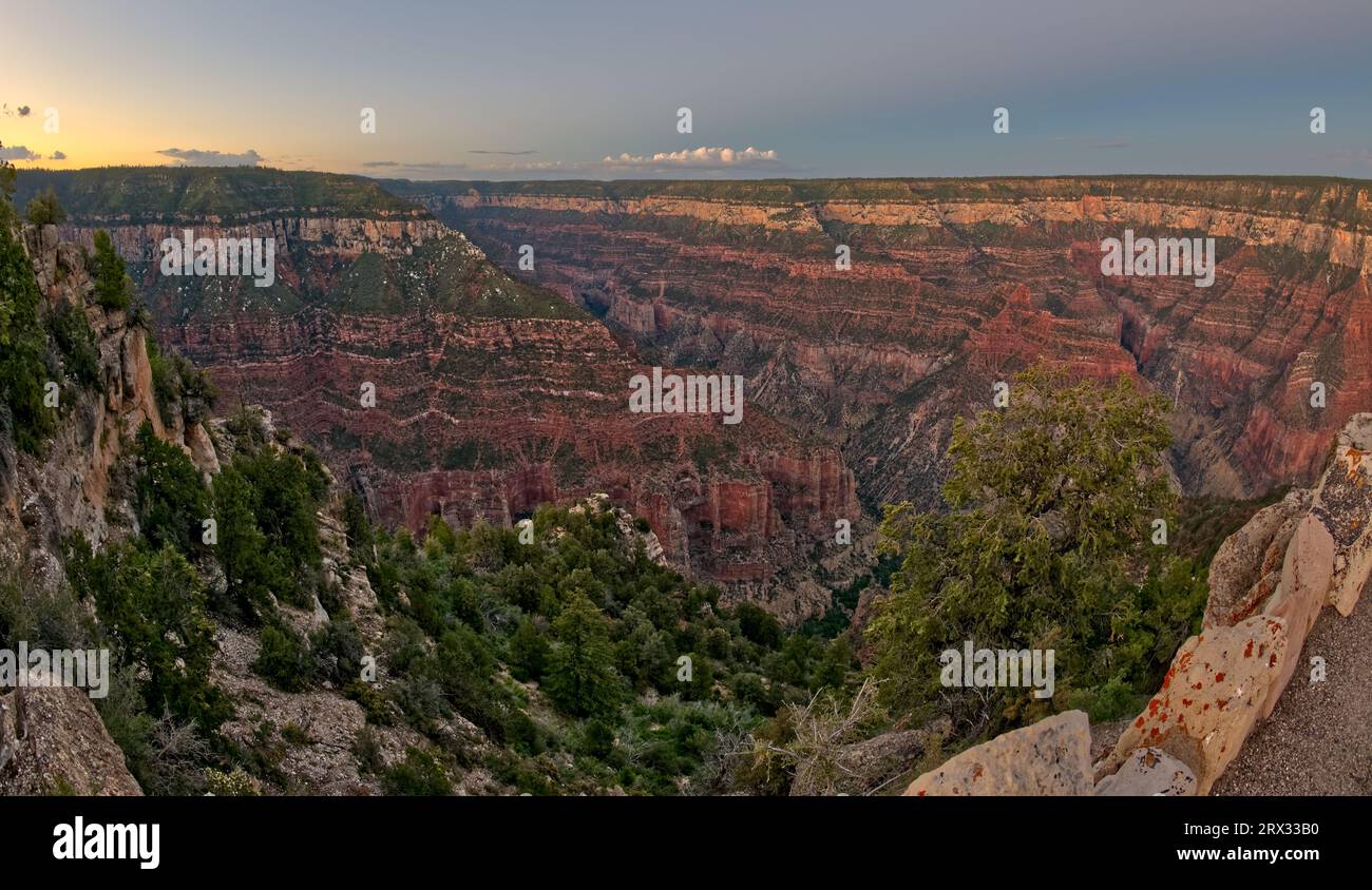 Oncle Jim point vu de Bright Angel point sur le plateau nord du Grand Canyon au crépuscule, parc national du Grand Canyon, Arizona Banque D'Images