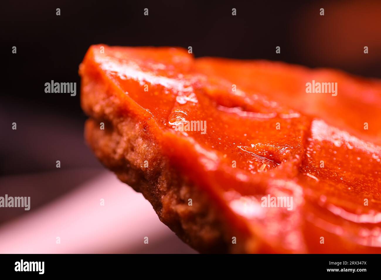 Cube de sucre de canne traditionnel Jaggery sur la table Banque D'Images
