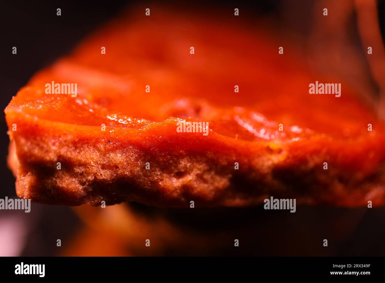 Cube de sucre de canne traditionnel Jaggery sur la table Banque D'Images