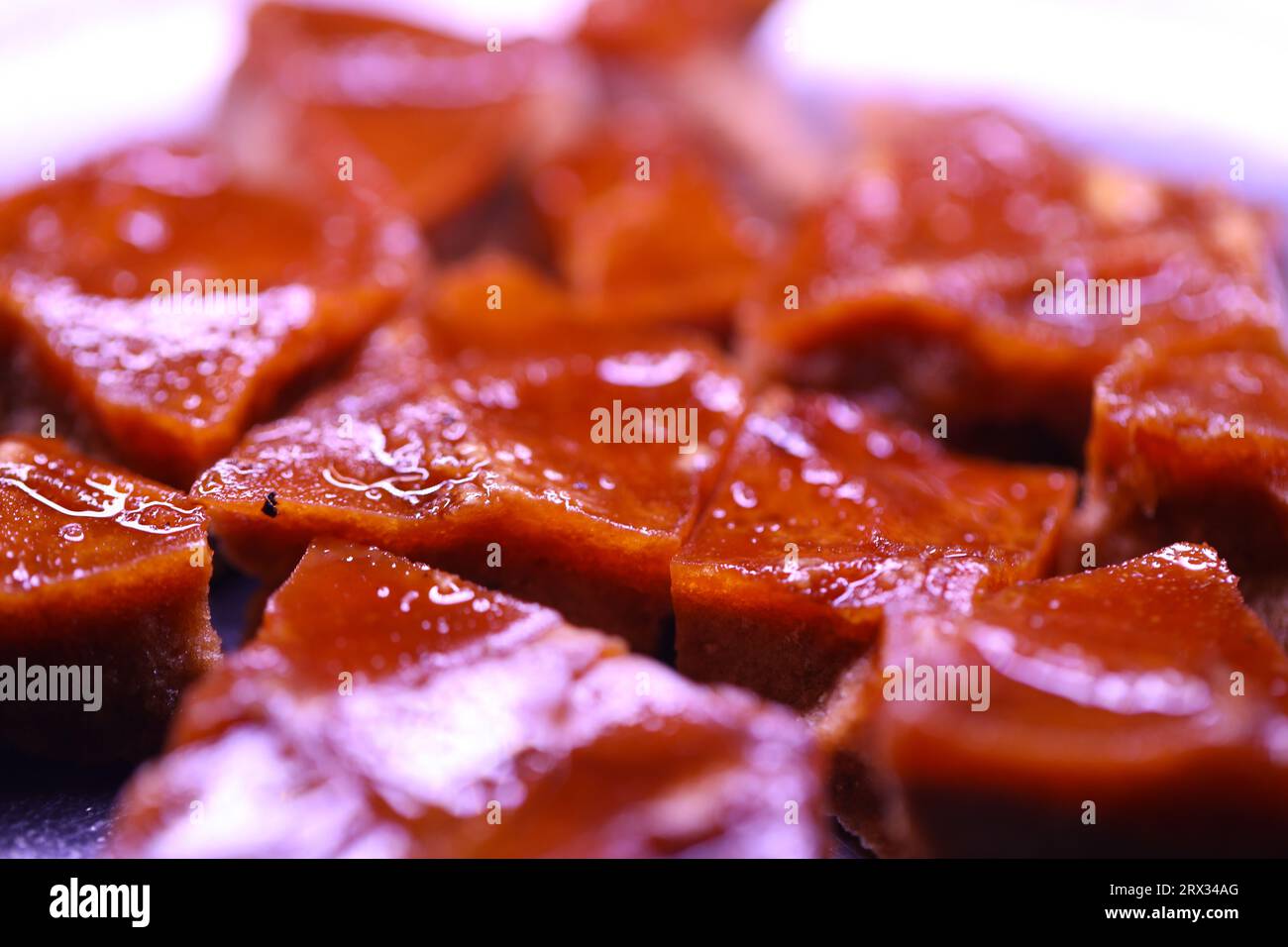 Cube de sucre de canne traditionnel Jaggery sur la table Banque D'Images