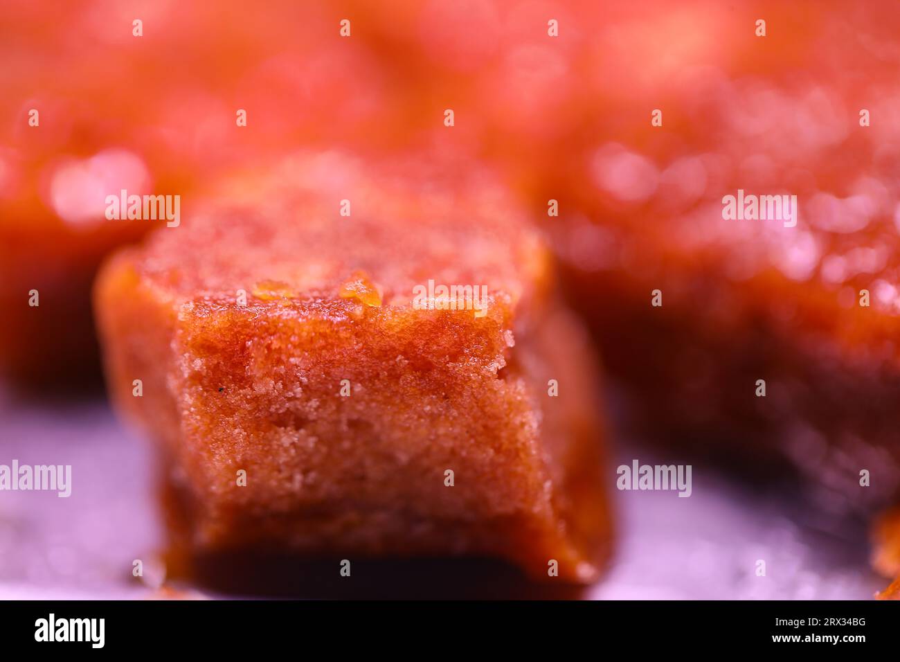 Cube de sucre de canne traditionnel Jaggery sur la table Banque D'Images