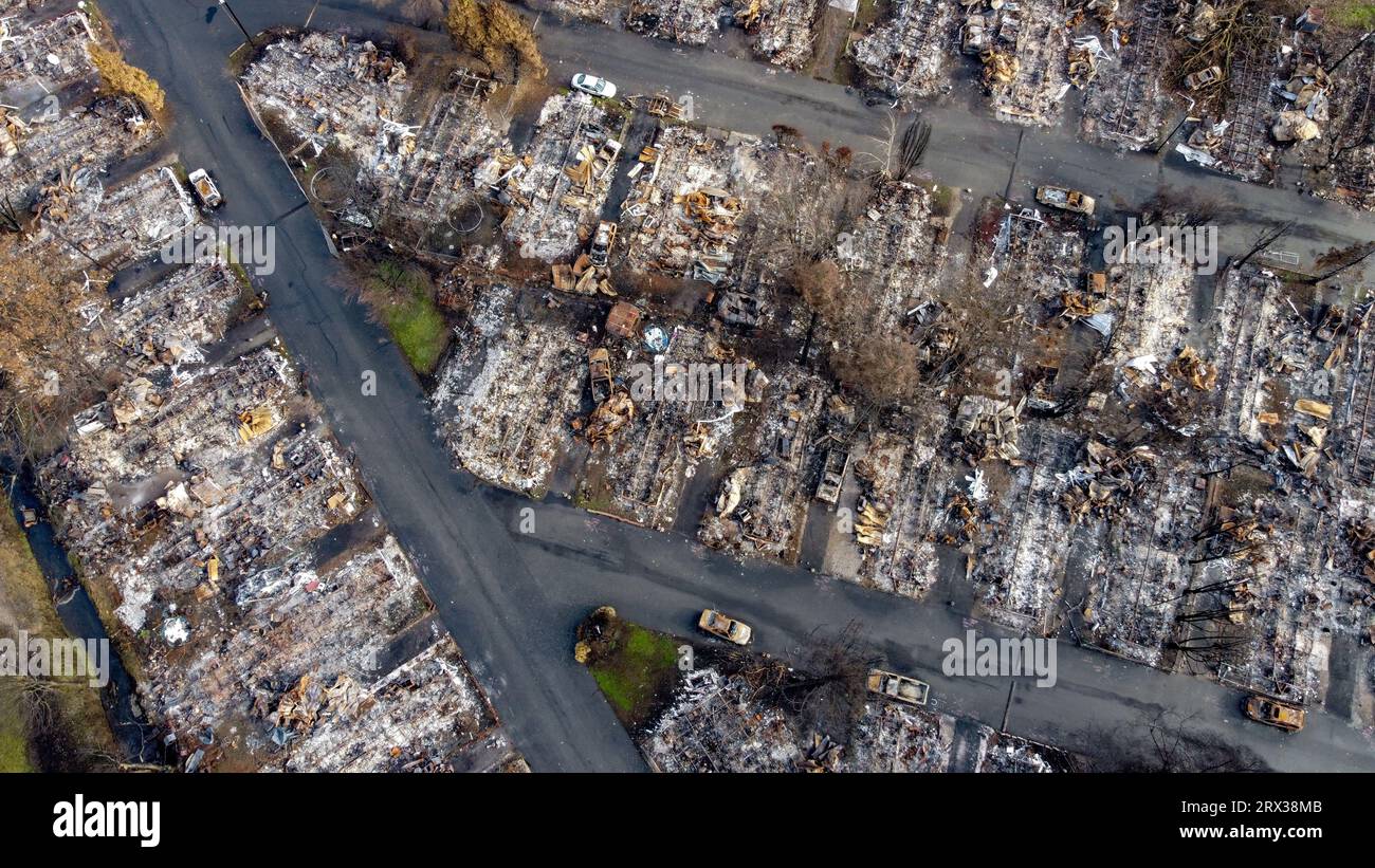 Phoenix, OR, le 11 janvier 2021 -- le parc de maisons mobiles Bear Lake Estates a été complètement détruit dans l'incendie d'Almeda en septembre 2020. Banque D'Images