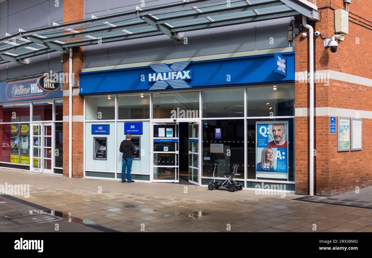 Halifax Bank à Thornaby, England, UK.Man au distributeur automatique de billets Banque D'Images