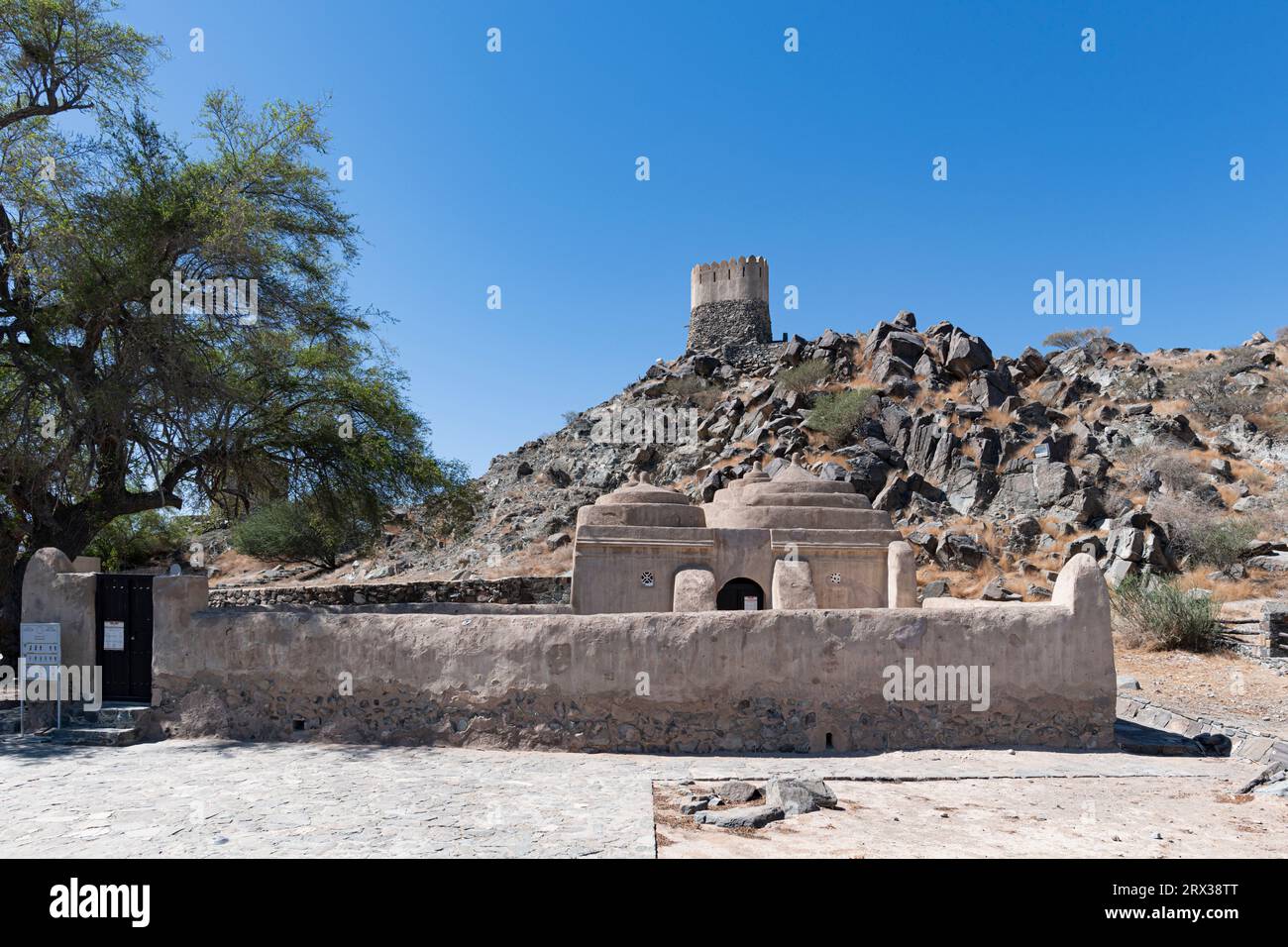 Mosquée Al Bidiya, un monument historique à Fujairah, eau, datant du 15e siècle avec un minaret carré unique Banque D'Images