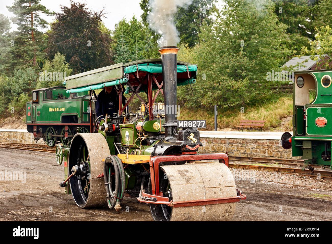 Bateau de Garten rallye à vapeur un moteur de traction avec pleine fumée en mouvement Banque D'Images
