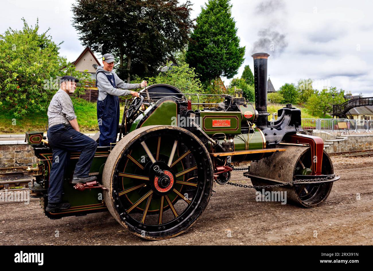 Bateau de Garten moteur de traction rallye à vapeur avec deux pilotes à bord Banque D'Images