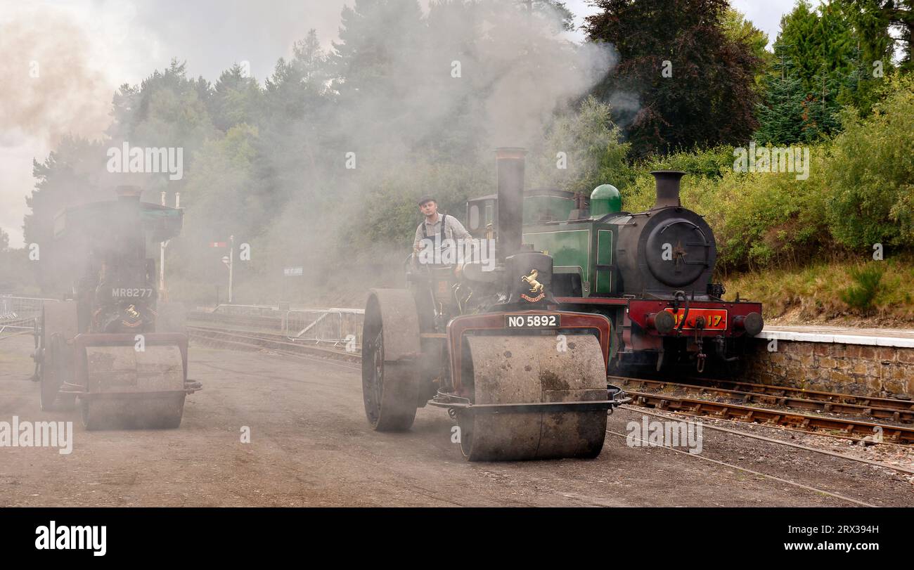 Bateau de Garten rallye à vapeur deux moteurs de traction engloutis par les nuages de fumée des cheminées Banque D'Images