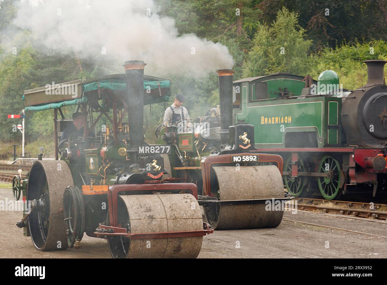 Bateau de Garten rallye à vapeur deux moteurs de traction à pleine vapeur et fumée en avant Banque D'Images