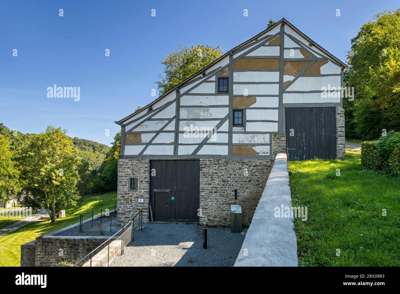 Charbonnière à ossature bois sur le musée du haut fourneau à ciel ouvert fourneau Saint-Michel à Saint-Hubert, Luxembourg, Ardennes belges, Wallonie, Belgique Banque D'Images