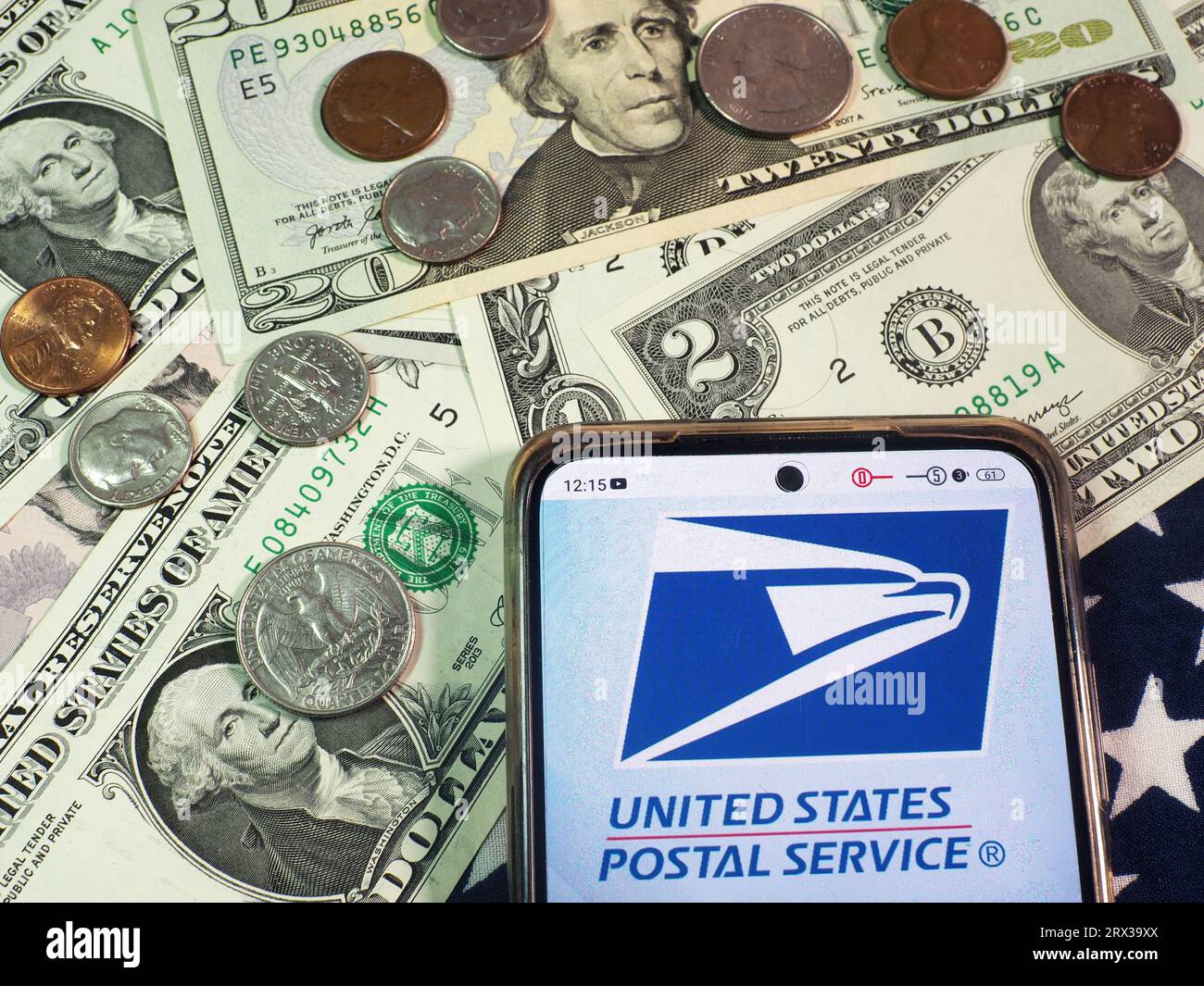 Allemagne. 22 septembre 2023. Dans cette illustration photo, United States postal Service, logo USPS vu affiché sur un smartphone avec des devises US Dollar sur la table. Crédit : SOPA Images Limited/Alamy Live News Banque D'Images