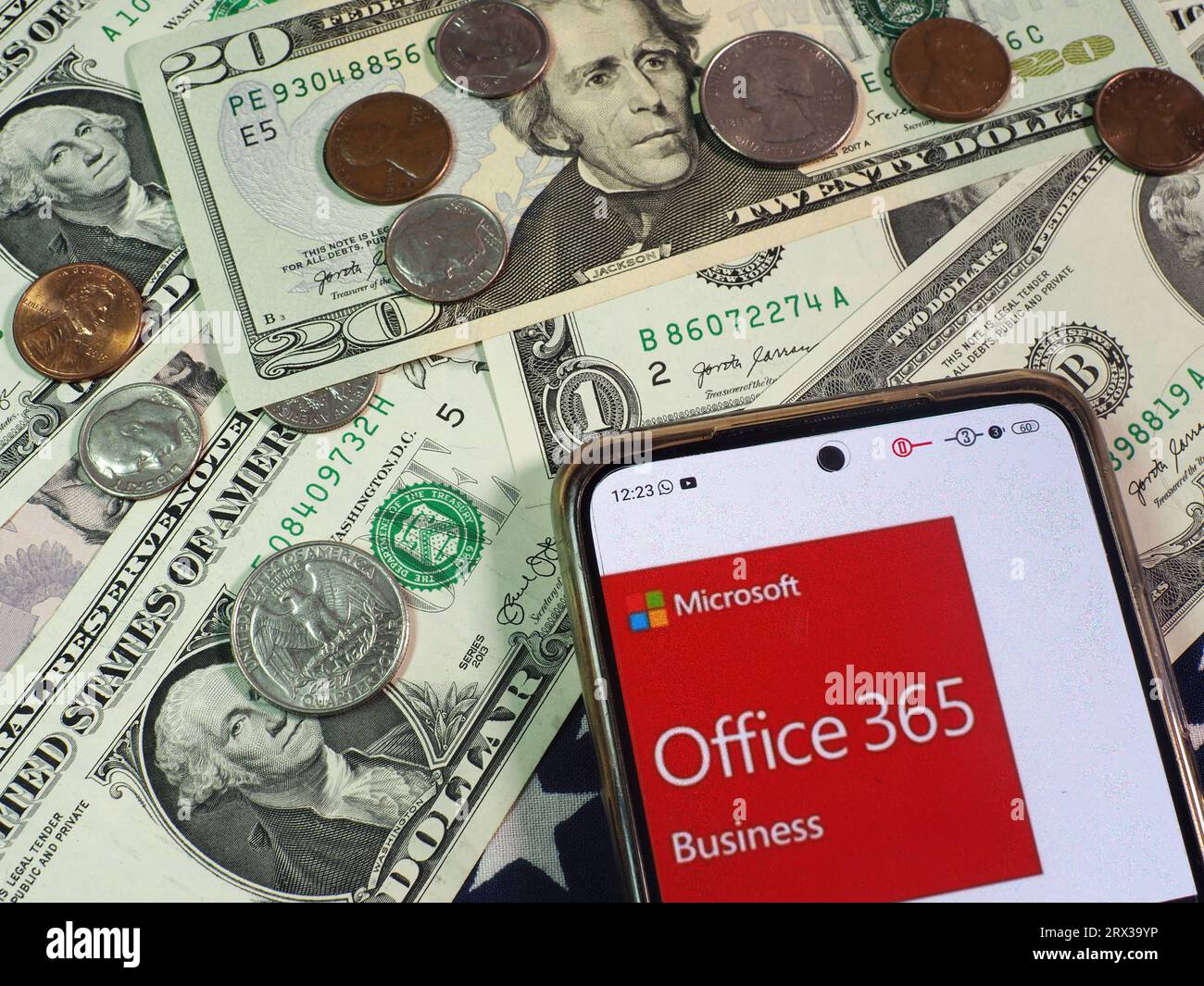Allemagne. 22 septembre 2023. Dans cette illustration photo, le logo Microsoft Office 365 Business est affiché sur un smartphone avec des devises US Dollar sur la table. Crédit : SOPA Images Limited/Alamy Live News Banque D'Images