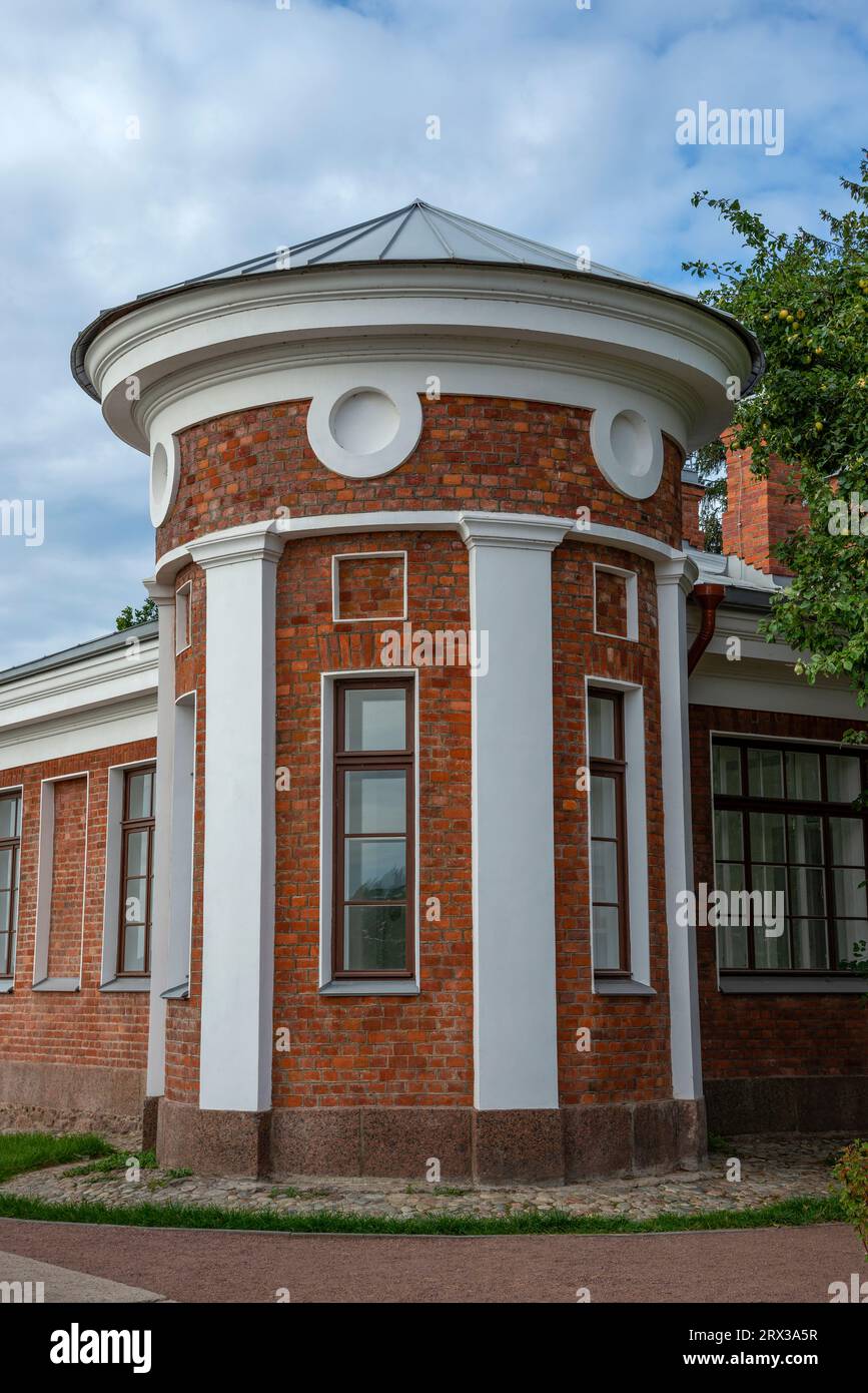 CRONSTADT, RUSSIE - 16 SEPTEMBRE 2023 : la vieille tour ronde du poste de garde. Parc 'Île des forts', Kronstadt Banque D'Images