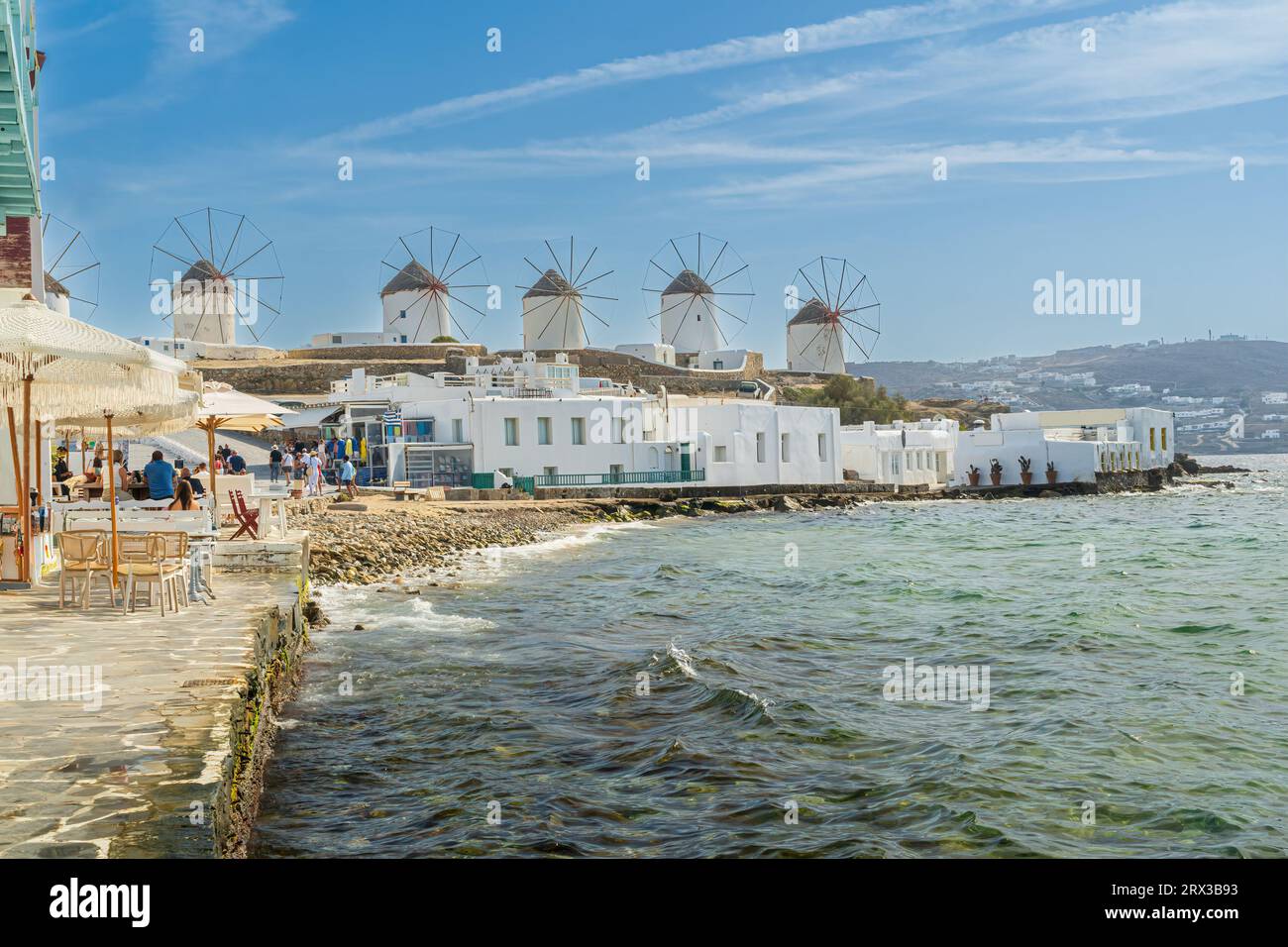 Moulins à vent de Mykonos vus de la petite Venise Banque D'Images