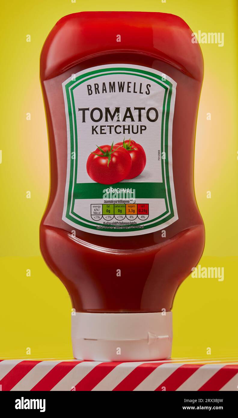 Mansfield, Nottingham, Royaume-Uni : image d'un produit de studio d'une bouteille de ketchup de tomate Bramwells, Bramwells est produit et vendu par Aldi Stores Ltd. Banque D'Images