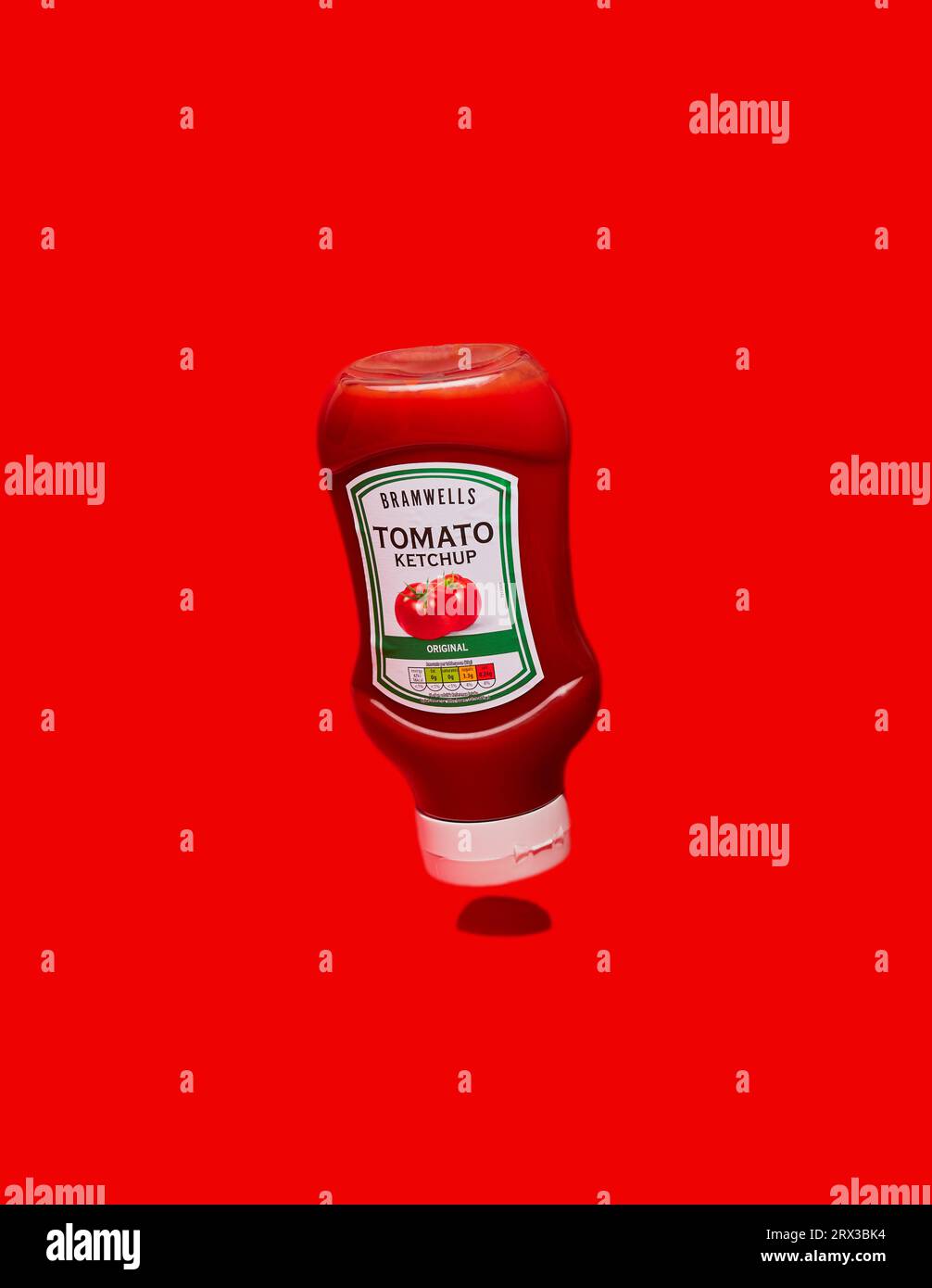 Mansfield, Nottingham, Royaume-Uni : image de produit de studio d'une bouteille de ketchup de tomate Bramwells sur fond rouge, Brawells est vendu par Aldi Stores. Banque D'Images