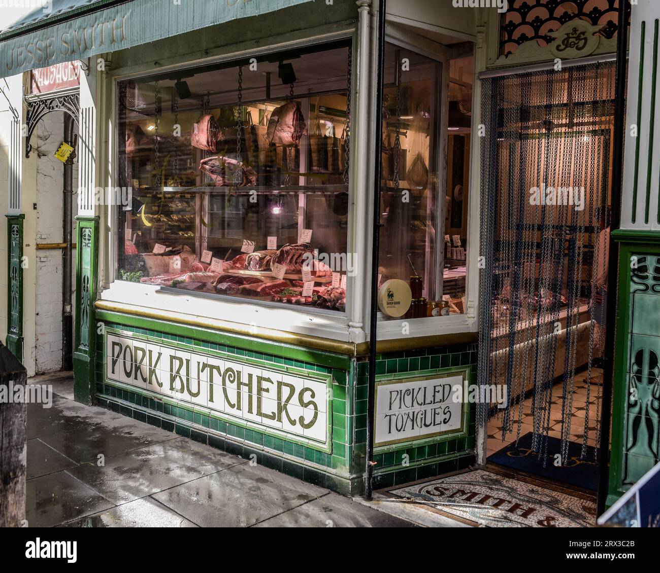 Vitrine de Jesse Smith Traditional Butchers à Cirencester. Banque D'Images