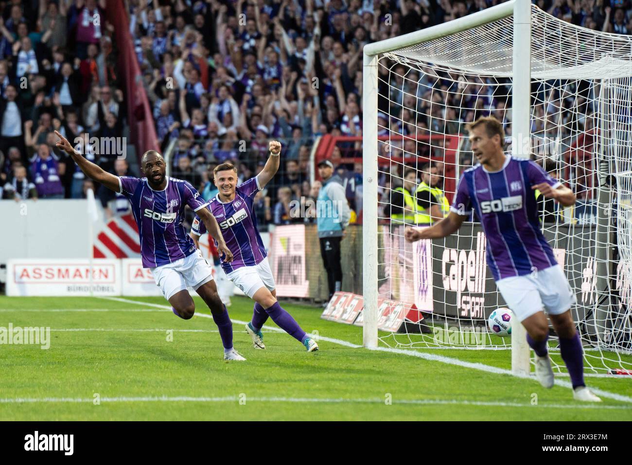 22.09.2023, Stadion Bremer Brücke, Osnabrück, GER, 2.FBL VfL Osnabrück vs Hamburger SV im Bild: Torjubel/Jubel ueber das Tor zum zum 2:1 durch Oumar Diakhite (VfL Osnabrück/Osnabrueck,#14) Erik Engelhardt (VfL Osnabrück/Osnabrueck,#9) Robert Tesche (VfL Osnabrück/Osnabrueck,#8) Foto © nordphoto GmbH/Christian Schulze les règlements DFL interdisent l'utilisation de séquences vidéo ou quasi-images Banque D'Images