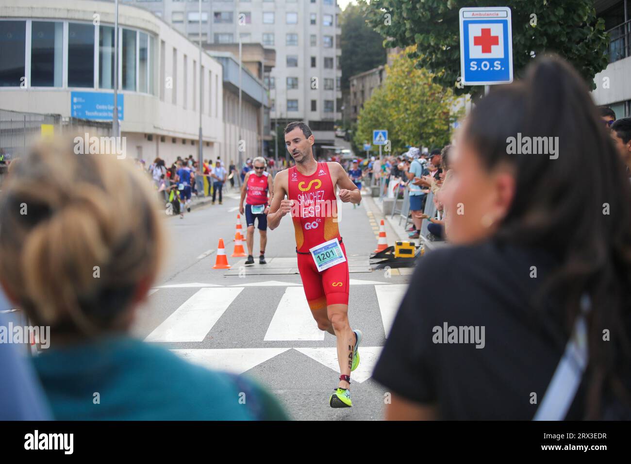 Pontevedra, Espagne, 22 septembre 2023 : triathlète faisant le secteur de l'athlétisme lors des Championnats du monde de triathlon 2023 Groupe d'âge Super Sprint Triathlon, le 22 septembre 2023, à Pontevedra, Espagne. Crédit : Alberto Brevers / Alamy Live News Banque D'Images