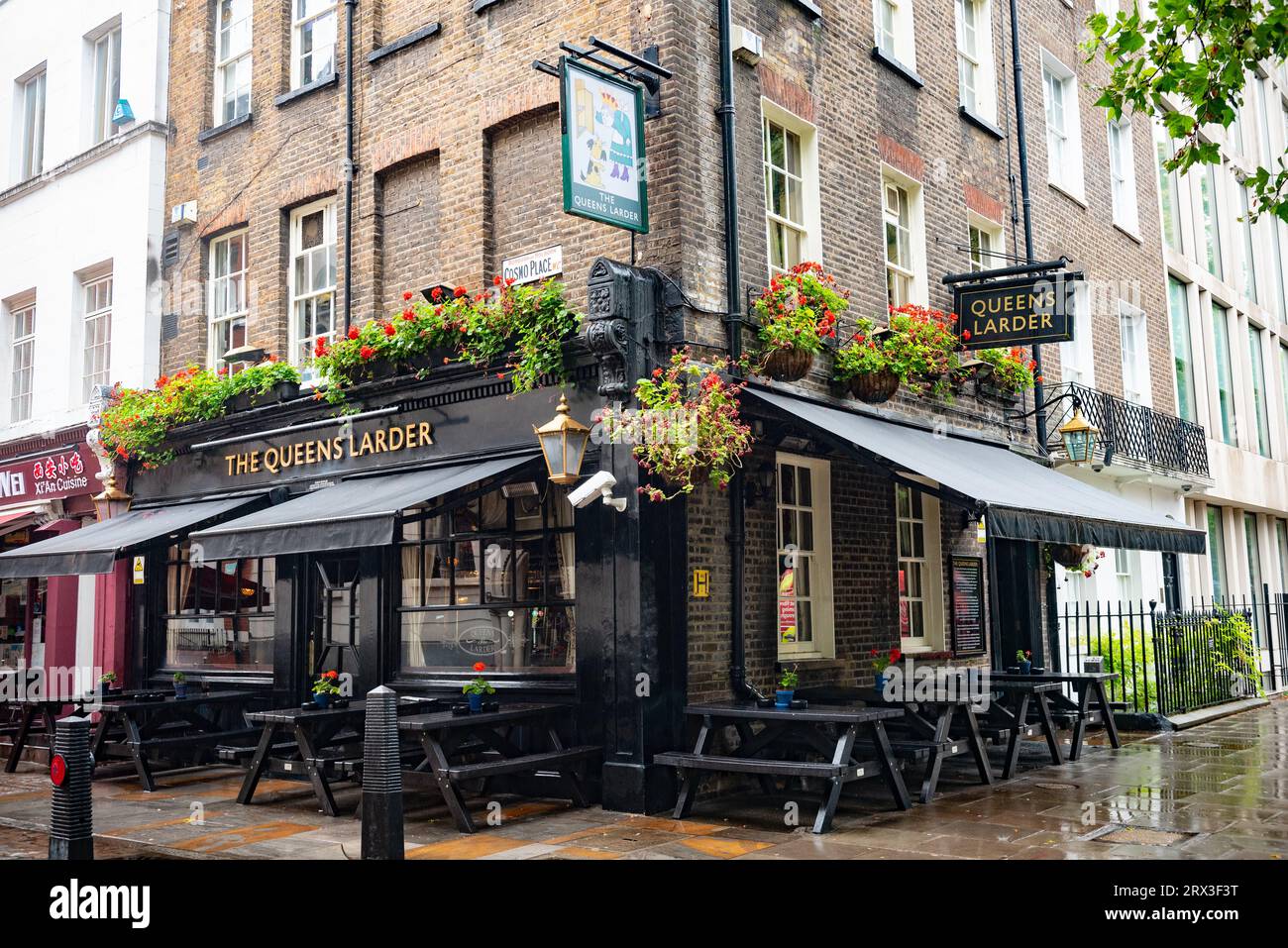 Londres, Royaume-Uni. 2 août 2023. Le Queens Larder Pub, ainsi appelé parce que la reine Charlotte, l'épouse du roi George III ''fou'', aurait stocké de la nourriture pour lui ici dans le sous-sol. (Image de crédit : © John Wreford/SOPA Images via ZUMA Press Wire) USAGE ÉDITORIAL SEULEMENT! Non destiné à UN USAGE commercial ! Banque D'Images