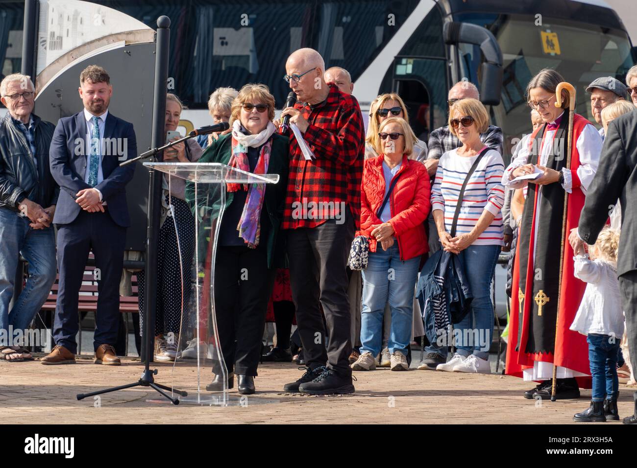 North Shields, North Tyneside, Royaume-Uni. 22 septembre 2023. Événement de lancement de The Herring Girl - une nouvelle sculpture de Ray Lonsdale située sur le Fish Quay de la ville, avec un défilé, de la musique live des écoles locales et des membres du groupe Lindisfarne, des discours, un passage de voile des navires et le dévoilement de la sculpture par Brenda Blethyn (Vera d'ITV). Le North Shields Fishermen's Heritage Project a guidé le projet, qui a reçu l'appui du North Tyneside Council. -- Brenda Blethyn, OBE, avec Ray Laidlaw de Lindisfarne, avant le dévoilement. Crédit : Hazel Plater/Alamy Live News Banque D'Images