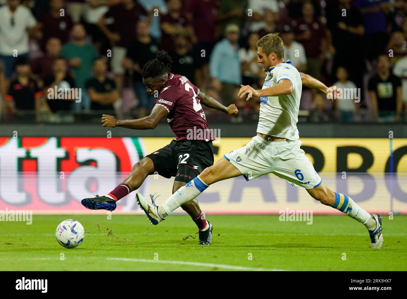 Salerne, Italie. 22 septembre 2023. Photo de gauche à droite, Chukwubuikem Ikwuemesi, Simone Romagnoli en action lors du match de football italien de Serie A US Salernitana vs Frosinone Calcio. Crédit : Mario Taddeo/Alamy Live News Banque D'Images