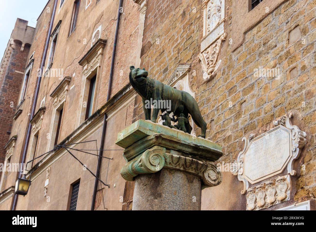 Capitoline Wolf, sculpture en bronze de la mythique louve allaitant les jumeaux Romulus et Remus, à Rome, Italie. Scène de la légende du f Banque D'Images
