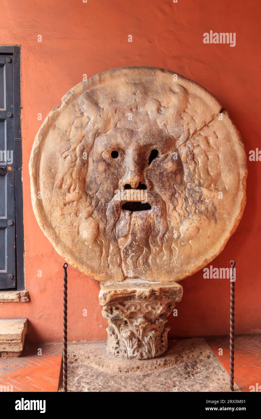 Bouche de vérité est un masque de marbre à Rome, en Italie, qui se dresse contre le mur gauche du portique de l'église Santa Maria in Cosmedin Banque D'Images