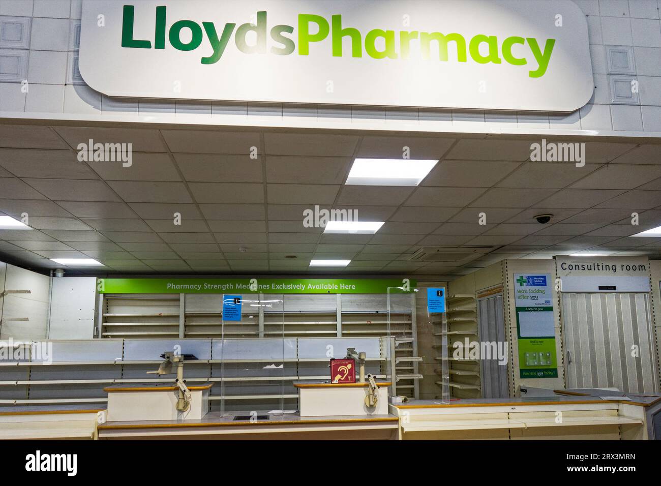 237 magasins de pharmacie Lloyds fermés dans les magasins Sainsbury's, 2023, à la suite de l'acquisition de la société mère de Lloyds, McKesson UK, par une multinationale privée Banque D'Images